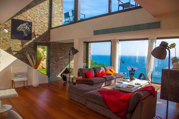 Lounge and upper terrace