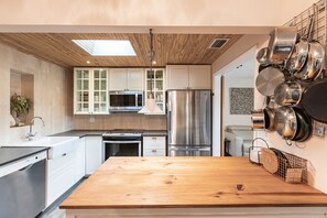 Fully stocked kitchen remodeled in 2019