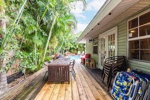 Deck has expandable table under palms - can seat up to 12