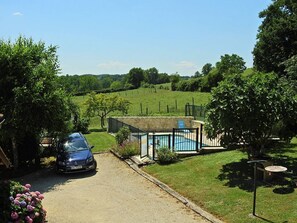 Piscine du Pigeonnier dans un jardin de verdure.