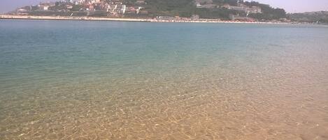 Apetece um mergulho?Uma praia com agua cristalina e sem confusão.

