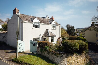 Charming Cottage, 5 Minute Walk to the beach, free passes to the Castle