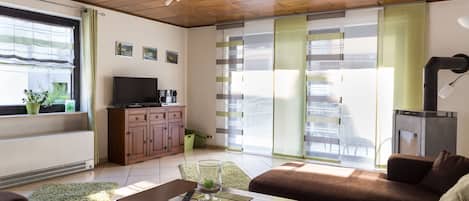Großzügiges Wohnzimmer mit Balkon, Holzofen, TV, DVD Player, Stereoanlage