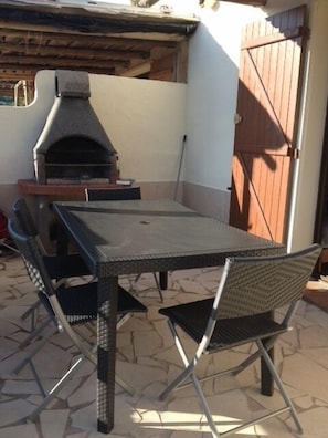 terrasse avec barbecue