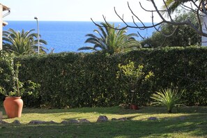 Blick von der Terrasse aufs Meer im Winter