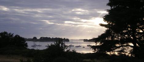 L'aube sur le golfe du Morbihan vue de la maison