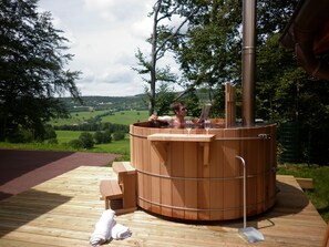 Détente dans le bain nordique sous le soleil