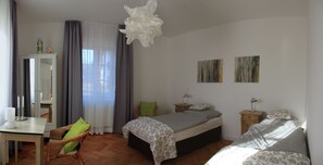 Schlafzimmer 1 mit 2 Boxspringbetten