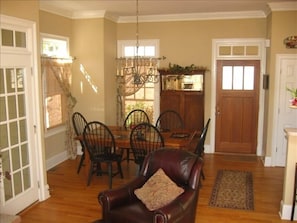 Dining Room table that expands to 107 inches