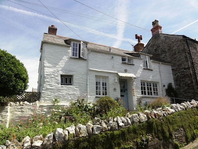 Beautiful C17th cottage with great views, garden/parking, in Boscastle village