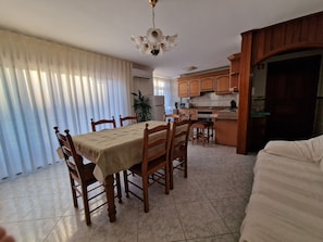 Sala de estar e cozinha