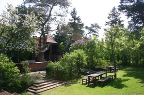 Garten mit Grill und Steinofen