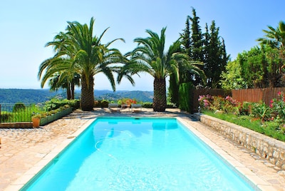 Schöne Villa in Vence mit Pool und Panoramablick auf das Meer und die Berge.