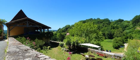 la maison, son jardin et vue panoramique vue depuis la Rue du Port