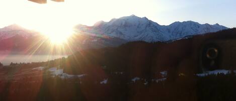 La vue de l'appartement : le lever de soleil derrière le Mont Blanc.