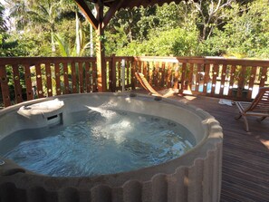 Jacuzzi privatif protégé sous un Carbet en bois