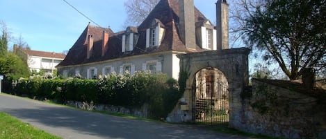 LA GRANGE DES PÈRES ET SON PORCHE D'ACCÈS