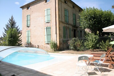 Maison Carrée es una típica casa francesa a pocos pasos de la ciudad con bares y tiendas