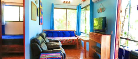 Casa Aloha Bright & Airy Main Living Area, Surrounded by Trees