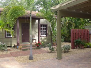 Green Palm Cottage - Park under our Pergola!