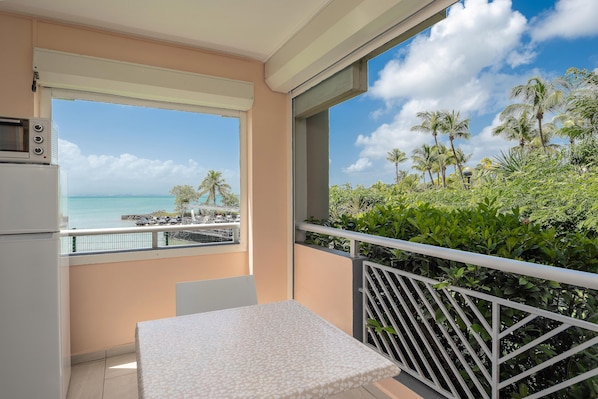 TERRASE EN BORD DE MER ET PLAGE