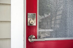 Self check-in: use your private code, without keys or person-to-person contact.