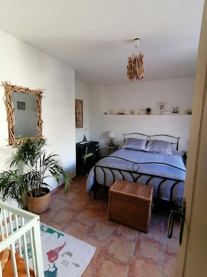 chambre pour 2 personnes avec un bureau et un lit bébé