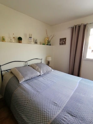 notre chambre "zen" pour 2 personnes équipée d'une commode et d'un bureau