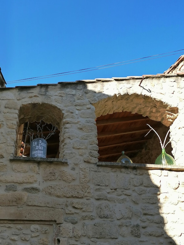 Les deux arches de notre terrasse sont un repère pour nos locataires !