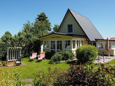 Peters-Ferienhaus an der Ostsee in Ahrenshoop, direkt am Bodden, ruhige Lage