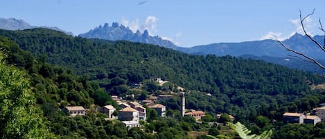 Vue du village de Levie et des Aiguilles de Bavella depuis la route en arrivant