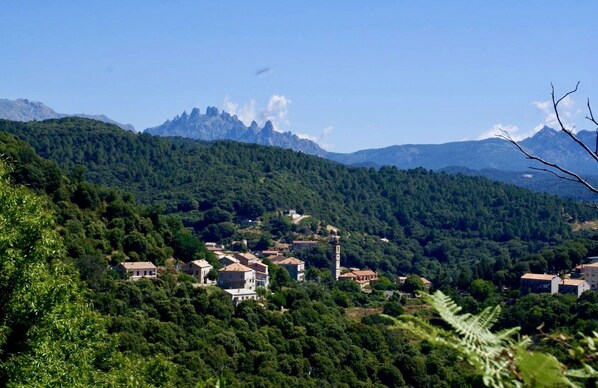 Vue du village de Levie et des Aiguilles de Bavella depuis la route en arrivant