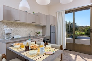 Enjoy your meal in the open plan area of kitchen 