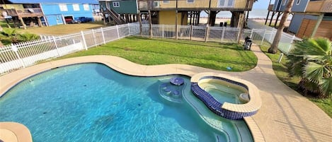 Swim-up table and water stools! How refreshing will your vacation be?