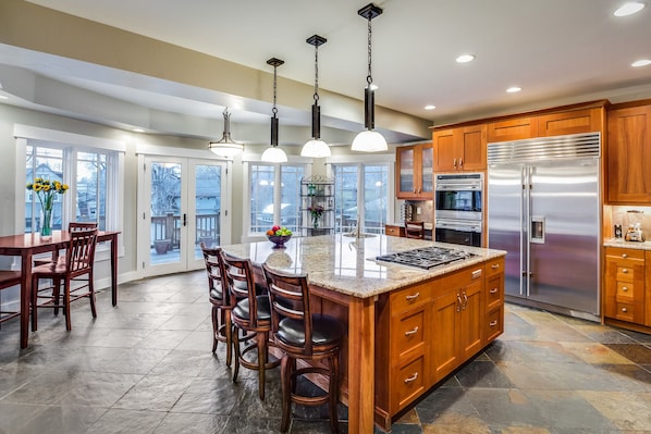 Large kitchen w/island