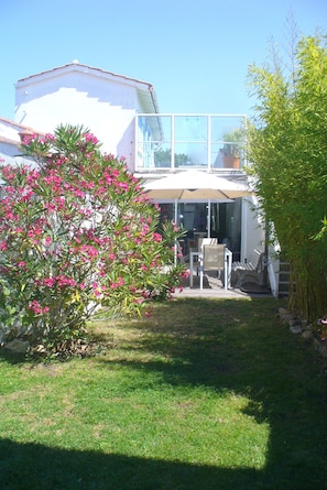 Maison vue du jardin (clos)