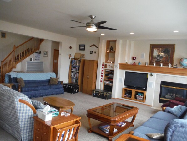 Main LR:  3 sofas, 2 recliners, flat screen TV, & Pike's Peak / USAFA views.