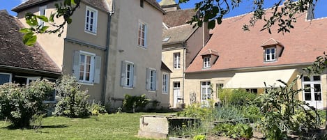 Vue de la maison depuis le jardin