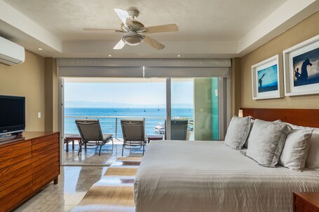 Enjoy the stunning view of the Pacific Ocean from your King Size Bed