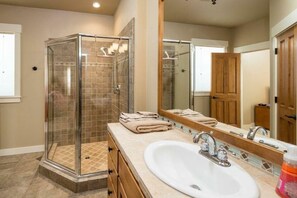 Queen Suite bathroom
