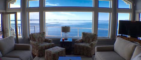 Breathtaking ocean view from the main living area 