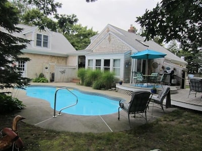 Delightful 5-bedroom cottage  with pool, decks, great yard, 1/2 mile from ocean!