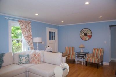 Delightful 5-bedroom cottage  with pool, decks, great yard, 1/2 mile from ocean!