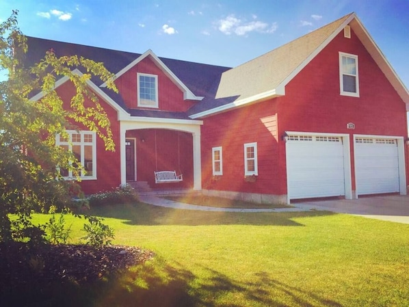 Welcome to The Red Farmhouse! Close to many opportunities for adventure, you’ll love staying in this charming 4-bedroom farmhouse.