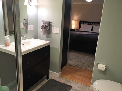 Spacious & Modern 1 Bedroom Bryant Retreat Near UW