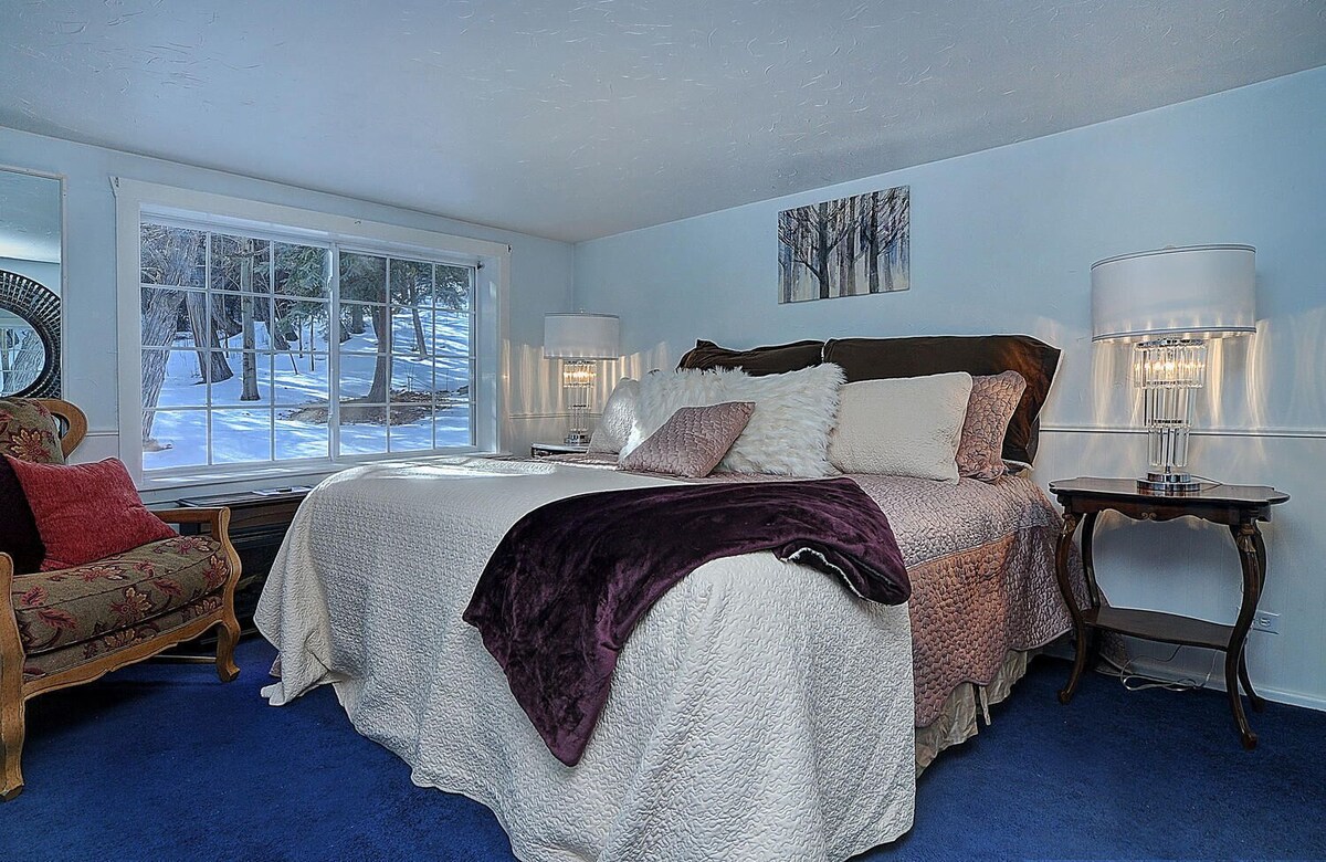 Idyllic Historic Log Cabin~Streamside~Forest Seclusion~Gated Privacy~Hot Tub