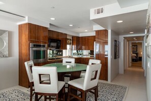 Dining & Kitchen