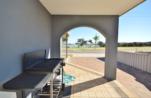 Kalbarri Waters A - Kalbarri Accommodation Service - Side porch with BBQ and views of the Murchison River