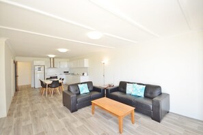 Kalbarri Waters A - Kalbarri Accommodation Service - Living, dinign and kitchen area