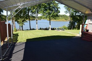 Did we say, Lake Front? Sure did.... and its an easy slope down to walk!